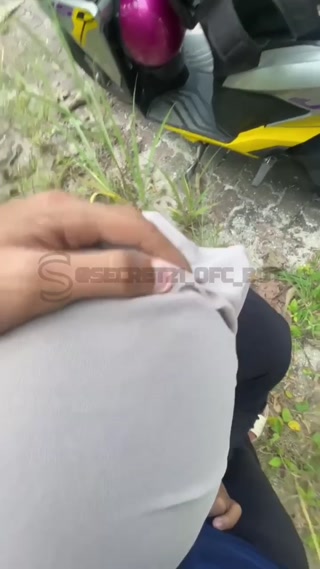 Hijab Nyepong Di Pinggir Jalan