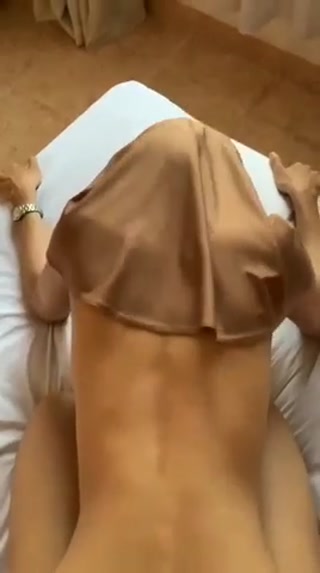 Hijab Coklat Menikmati Banget