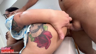 Madura casada fazendo anal numa suruba com a amiga gordinha e dois machos