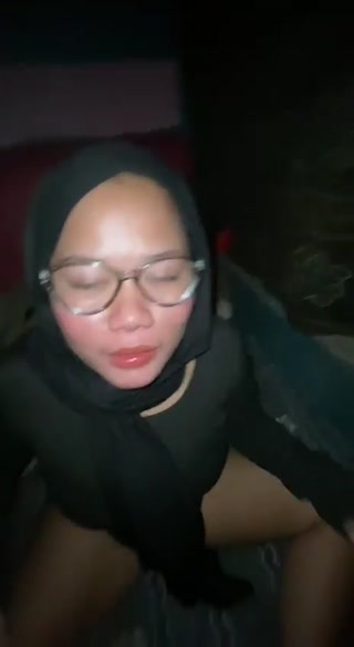 Hijab hitam tobrut ketagihan ngentot binal banget