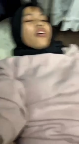 Jilbab hitam anak pak lurah
