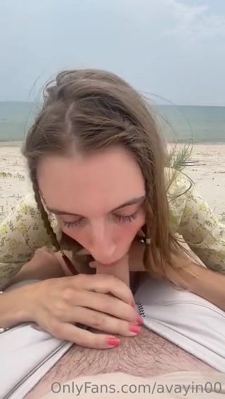 Ava.Yin.Gives.A.Blowjob.On.The.Beach