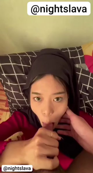 Jilbab hitam yg begitu buas ngulum kontol
