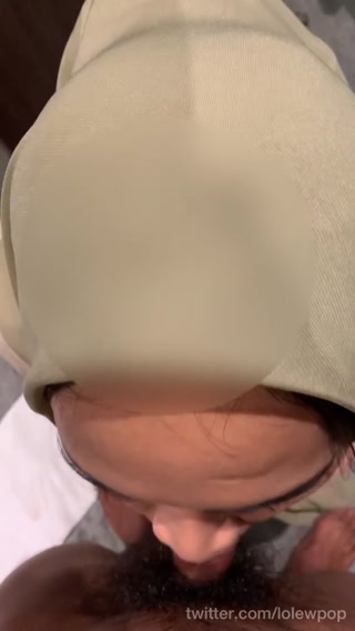Hijab 2 ketagihan ngulum telan pejuh